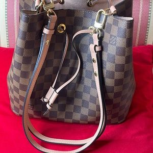 AUTHENTIC LOUIS VUITTON
Damier Ebene Neonoe MM Venus Pink